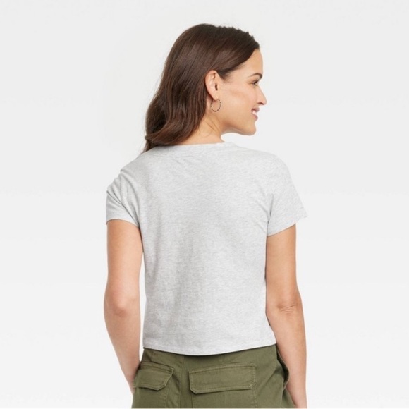 Universal Thread V-Neck T-Shirt 🩶 - Picture 2 of 2